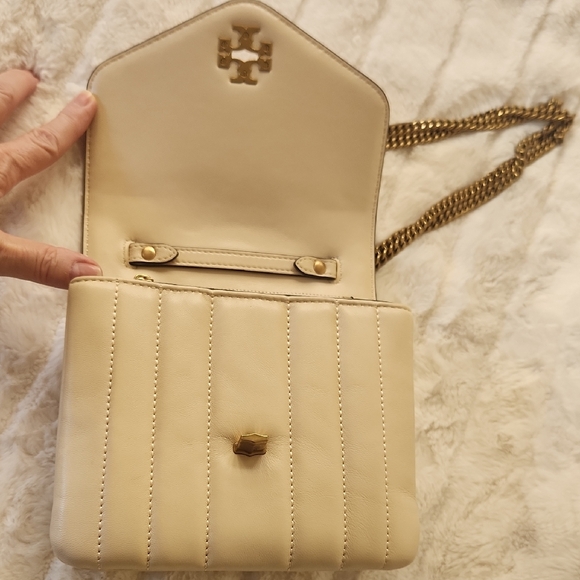 Tory Burch Cream Quilted Crossbody Bag with Gold Chain - Picture 2 of 8